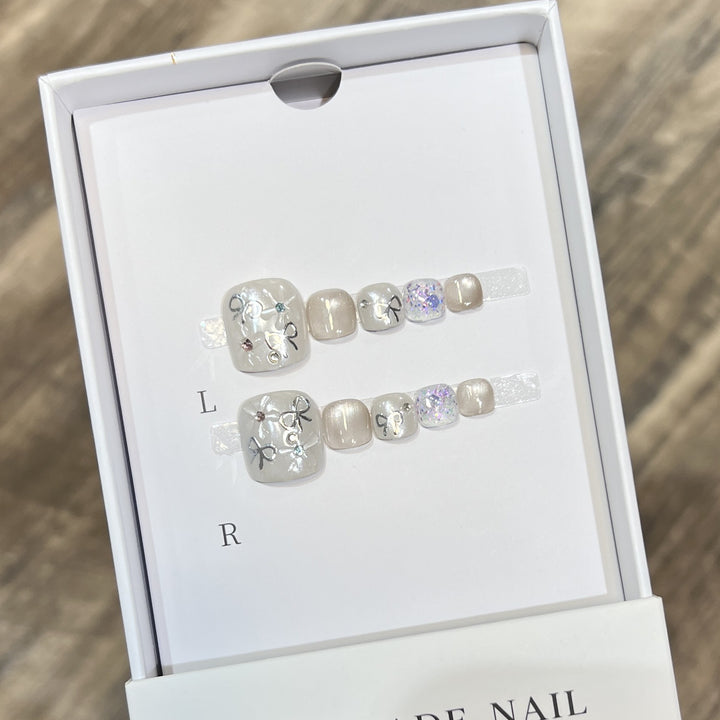 Künstlerisches Press-On-Nagelset mit Glitzer und Blumendesign Karnz