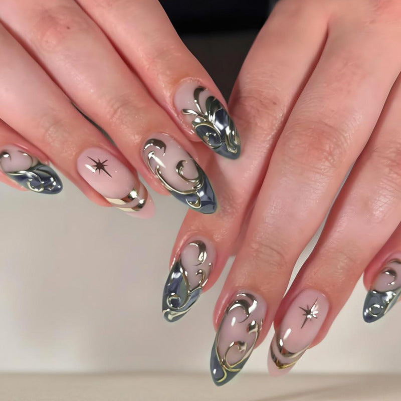 Kunstnagelset im eleganten, kunstvollen Design Karnz