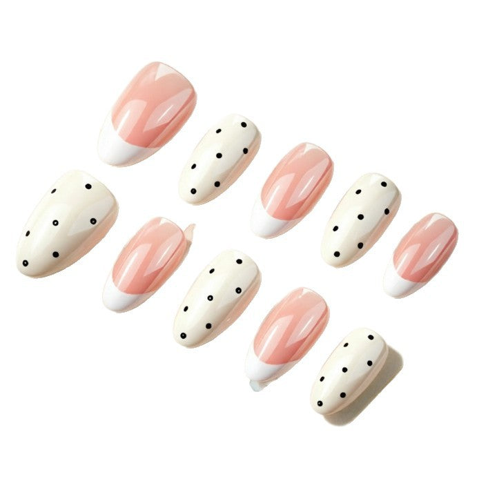 Kunstnägel mit Polka Dots Karnz