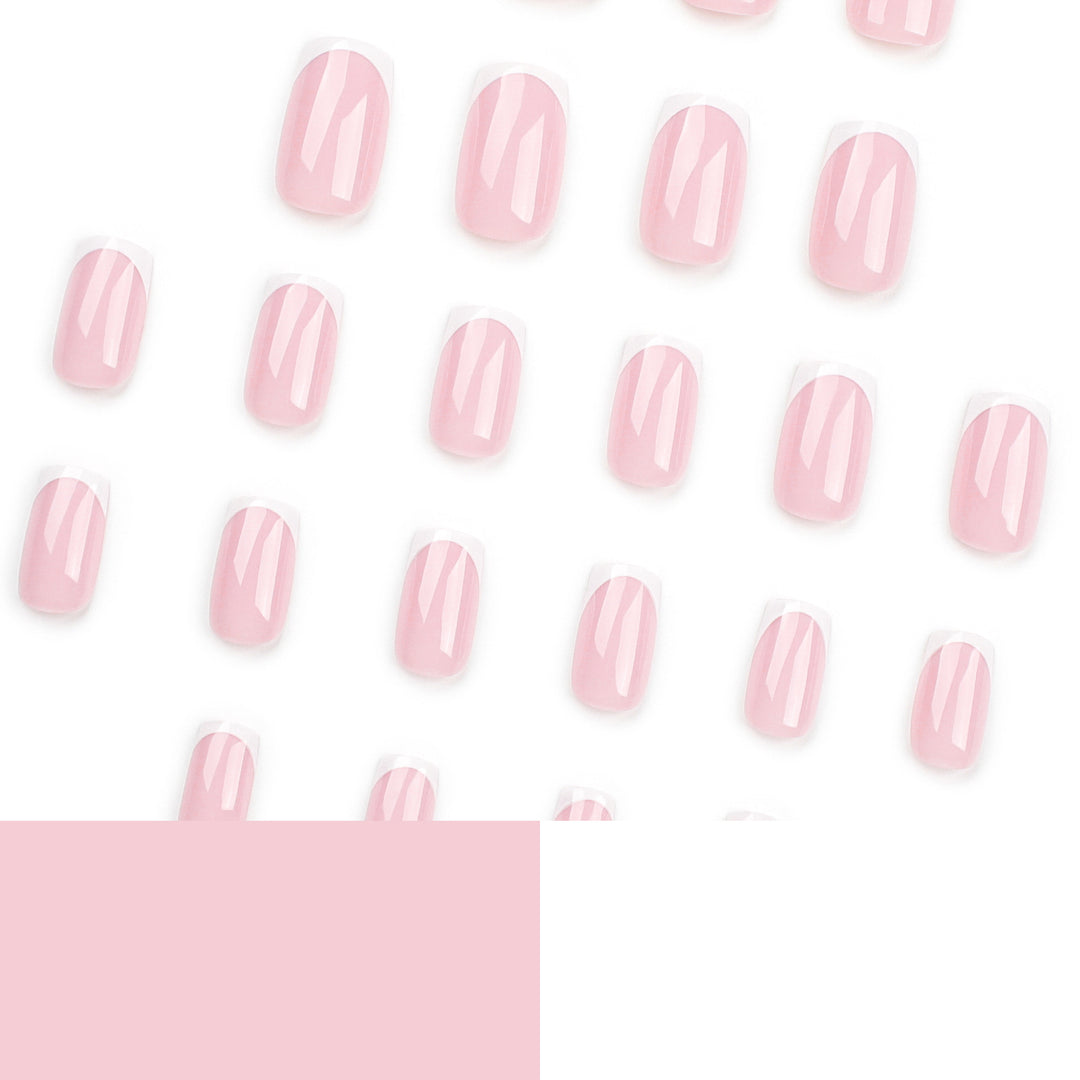 Elegante Nagelverlängerungen mit präzisem French-Tip Karnz