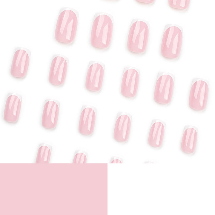 Elegante Nagelverlängerungen mit präzisem French-Tip Karnz