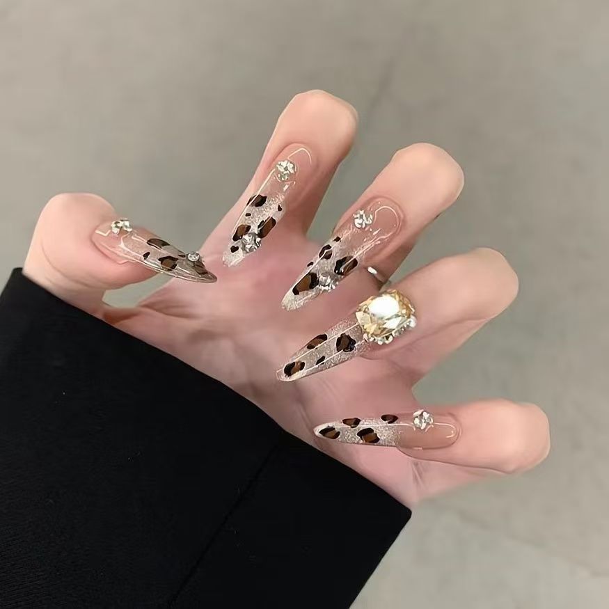 Dekorative Stiletto Press-On Nägel mit Schmuckakzenten Karnz
