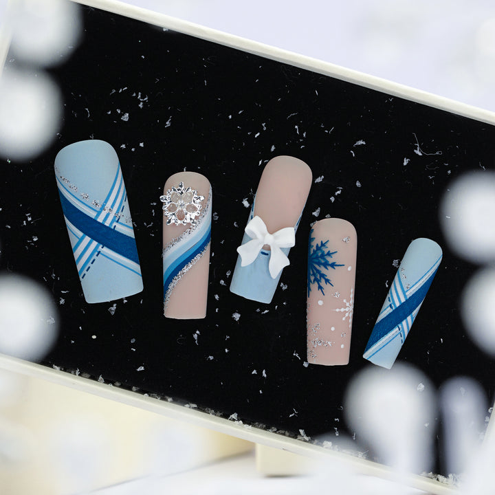Premium Nagelverlängerungen mit luxuriösem Winterdesign Karnz