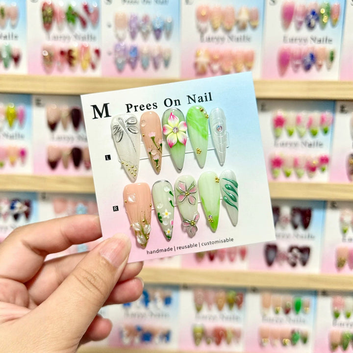 Künstlerisches Blumendesign und mit Edelsteinen verziertes Press-On-Nagelset