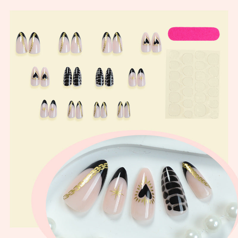 Dekorativer Press-On Nagelset mit künstlerischen Herz- und Stern Designs Karnz