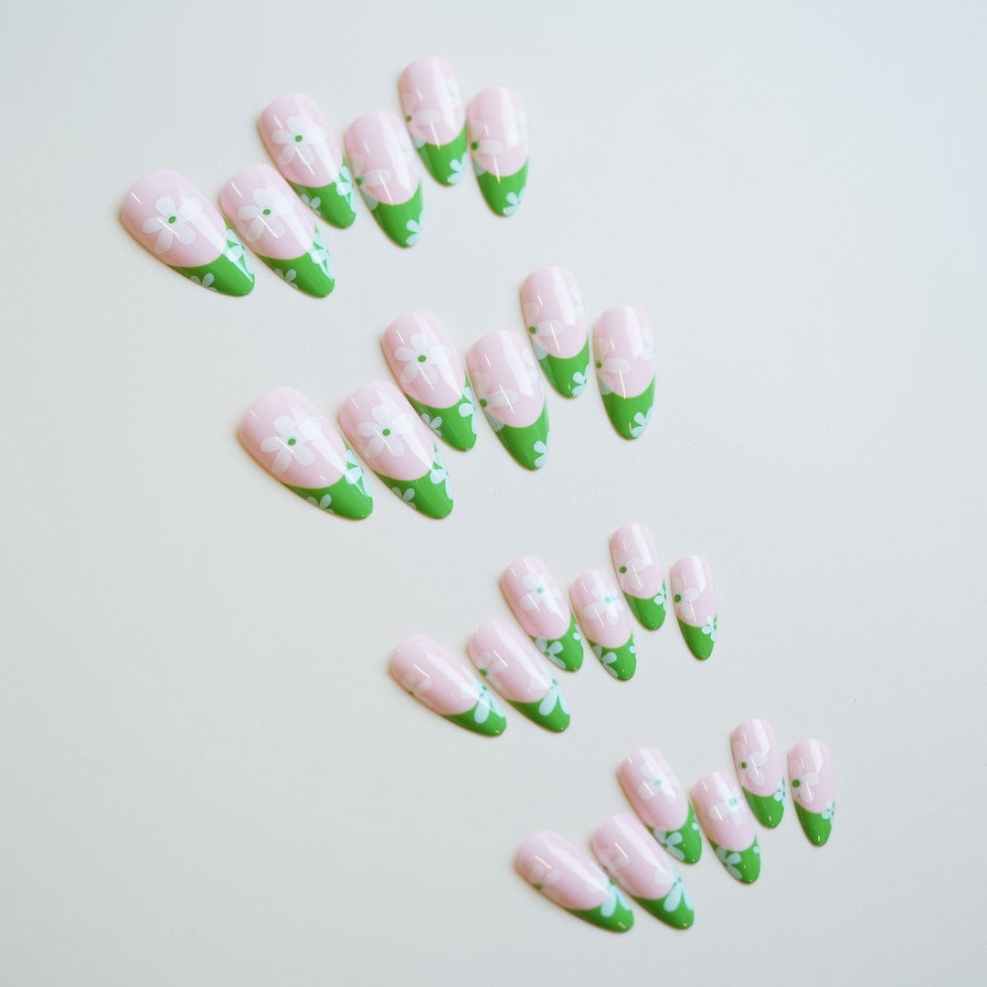 Künstlerische Press-On Nagelkunst mit floralen Designs