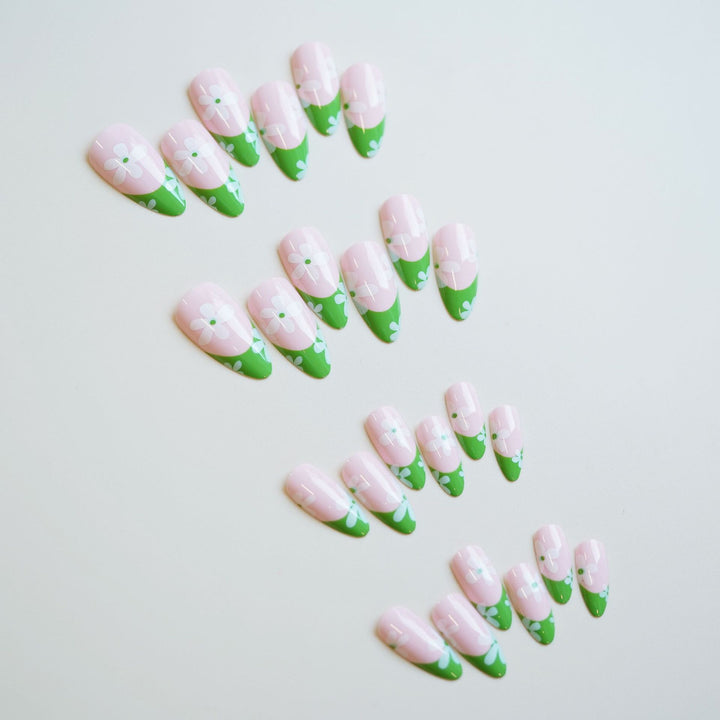 Künstlerische Press-On Nagelkunst mit floralen Designs
