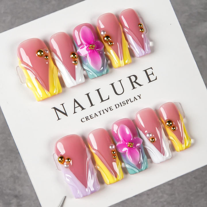 Künstlerisches Florales Press-On Nageldesign