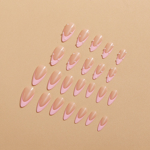 Kunstnagelset mit glamourösen 3D-Verzierungen und elegantem Desig Karnz