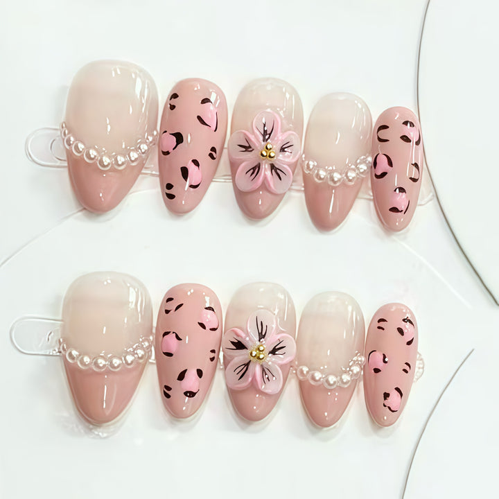 Dekorativer Press-On Nagelset mit floralen und Perlenakzenten