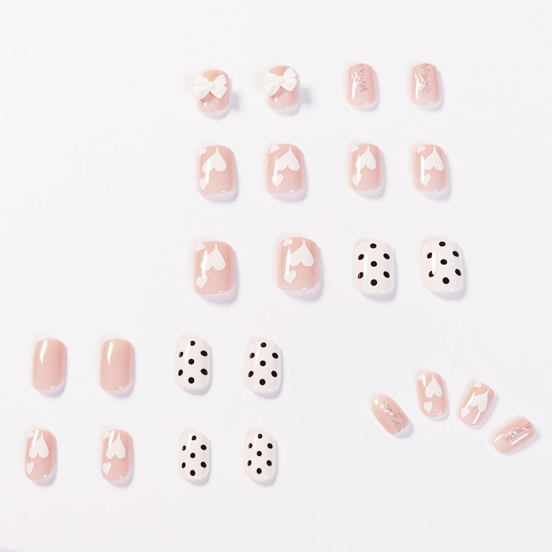 Kunstvolle Nagelkunst mit zarten Blüten- und Herzmotiven Karnz