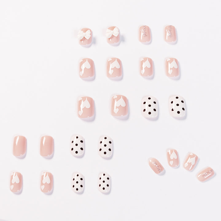 Kunstvolle Nagelkunst mit zarten Blüten- und Herzmotiven Karnz