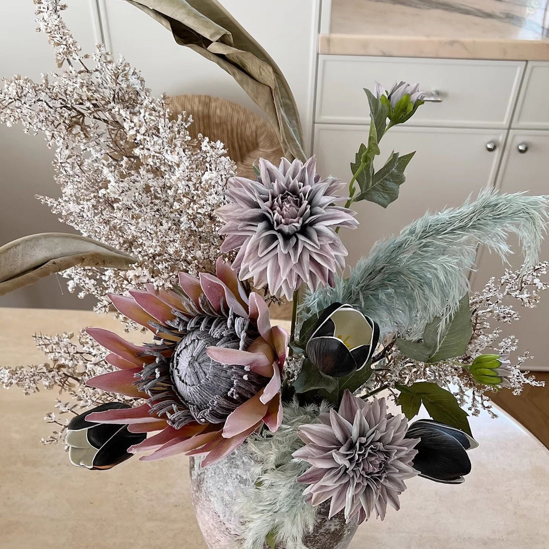 Künstlerische Trockenblumenarrangement