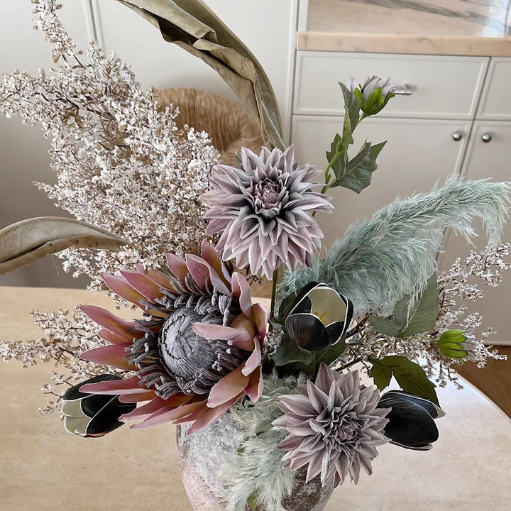 Künstlerische Trockenblumenarrangement