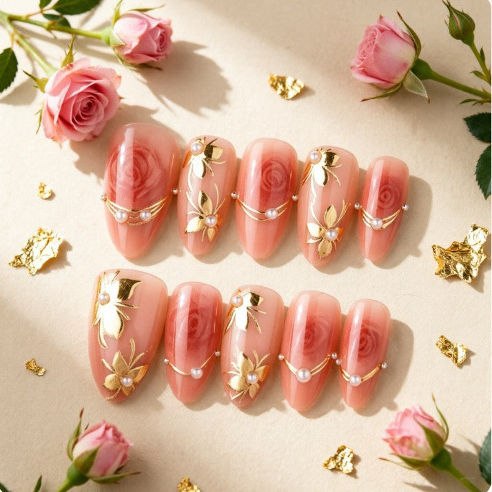 Kunstvolle Nagelspitzen mit Elegantem Goldschmuck Karnz