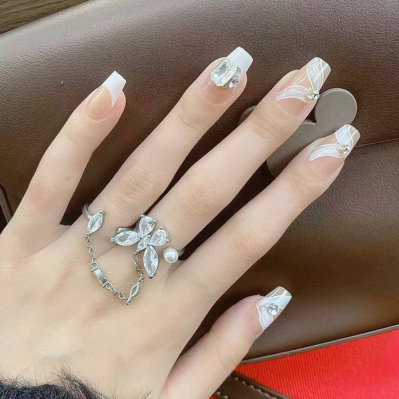 Elegantes Kunstnagelset mit filigranen Verzierungen und Glitzerelementen Karnz