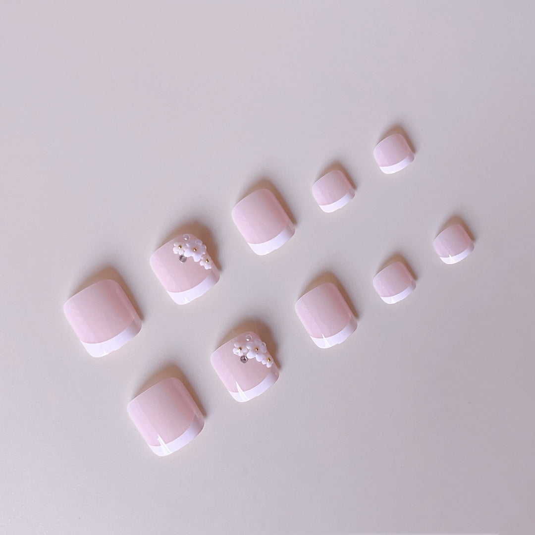 Elegante Fußnagelkunst mit filigranen 3D-Blütenverzierungen Karnz