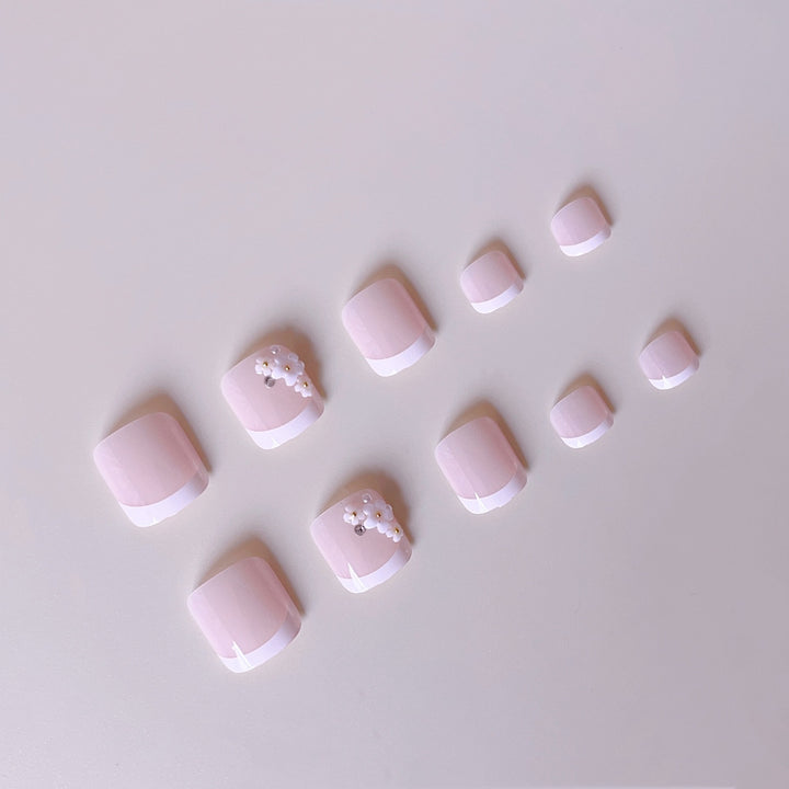 Elegante Fußnagelkunst mit filigranen 3D-Blütenverzierungen Karnz