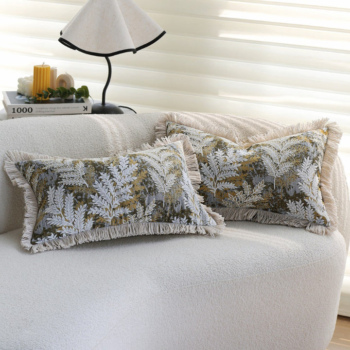Dekorativer Samt-Kissenbezug mit besticktem Farn-Jacquard und Fransenrand Karnz