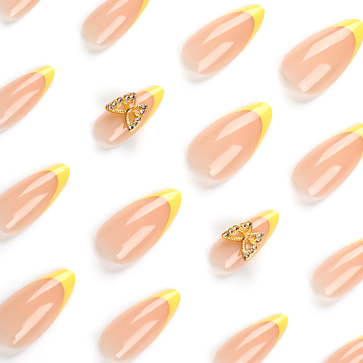 Kunstvolle Stiletto-Nägel mit glamourosem Schmetterlingsdesign Karnz