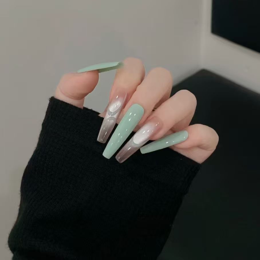 Lange Stiletto Nagelkunst Karnz