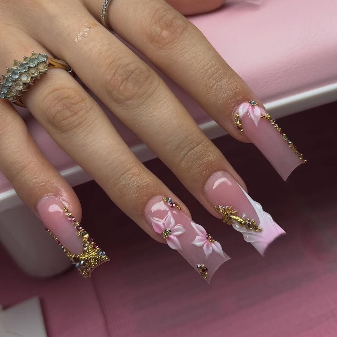 Kunstvolle Nagelverlängerungen mit Strass- und Blütenverzierungen Karnz