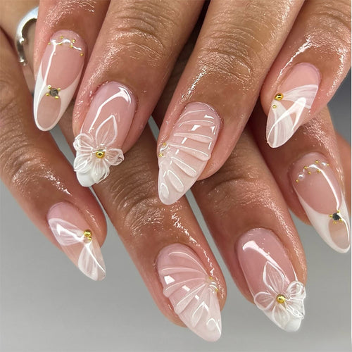 Dekoratives Nagelkunst Press-On Set mit floralen und goldenen Akzenten Karnz