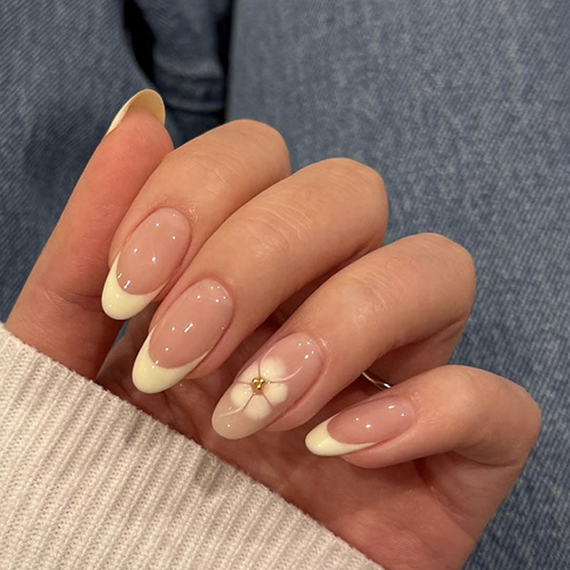 Kunstnagelset mit eleganten blauen und nude Farbakzenten Karnz