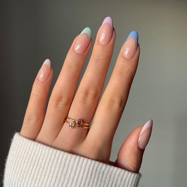 Kunstnagelset mit sanften Farbverlauf und eleganten Spitzen Karnz