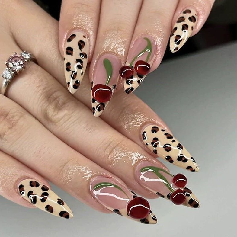 Künstlerische Nagelkunst Karnz