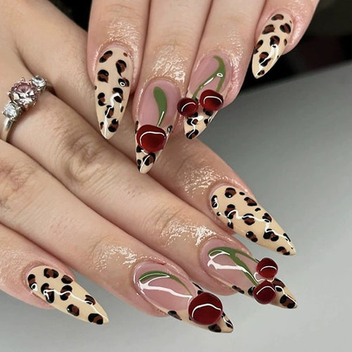 Künstlerische Nagelkunst Karnz