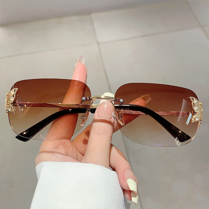 Damen modische Sonnenbrille mit filigranem Schmetterlingsdesign und schützenden Gläsern Karnz