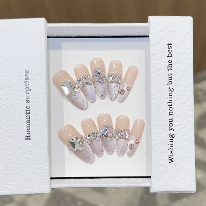 Romantische Kunstnägel mit Glitzerschmuck Karnz