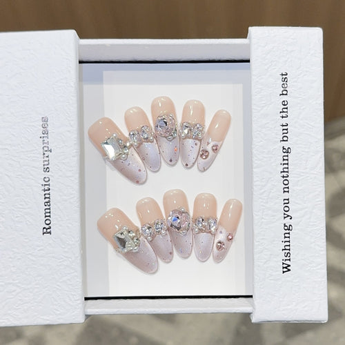Romantische Kunstnägel mit Glitzerschmuck Karnz