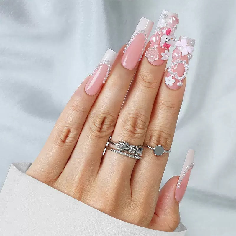 Kunstnagelset mit verspielten 3D-Akzenten und Perl-Details Karnz