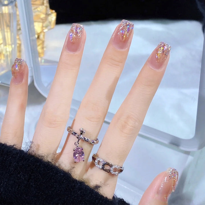 Kunstnagelset mit glitzernden holografischen Akzenten Karnz
