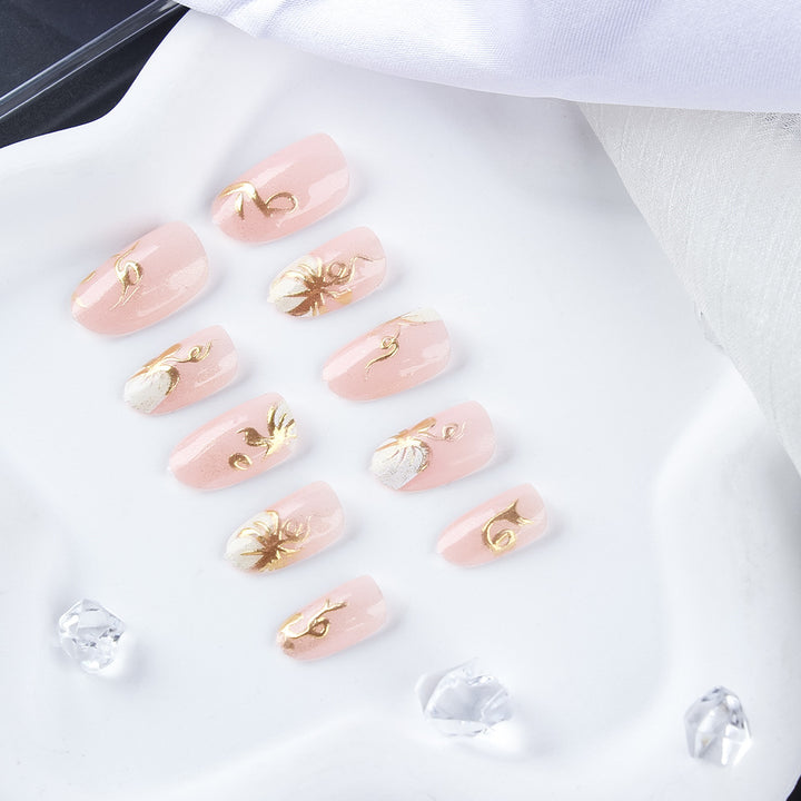 Elegantes Florales Nageldesign Karnz