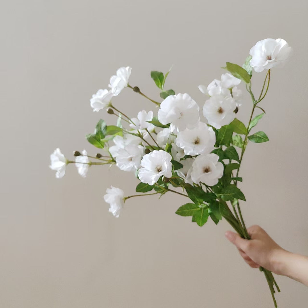 Künstlicher Blumenstängel mit lebensechten Blüten