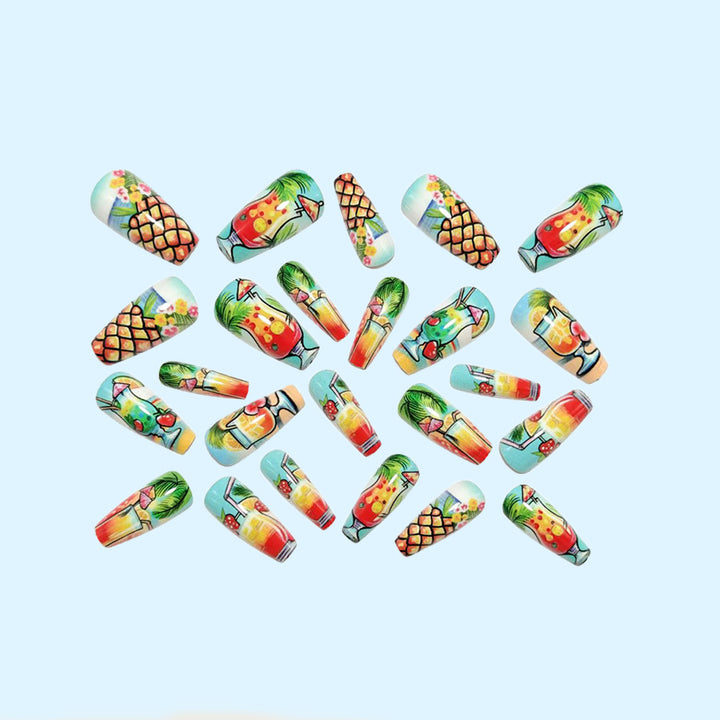 Kunstnagelset mit tropischem Drink-Motiv und farbenfrohen Akzenten Karnz