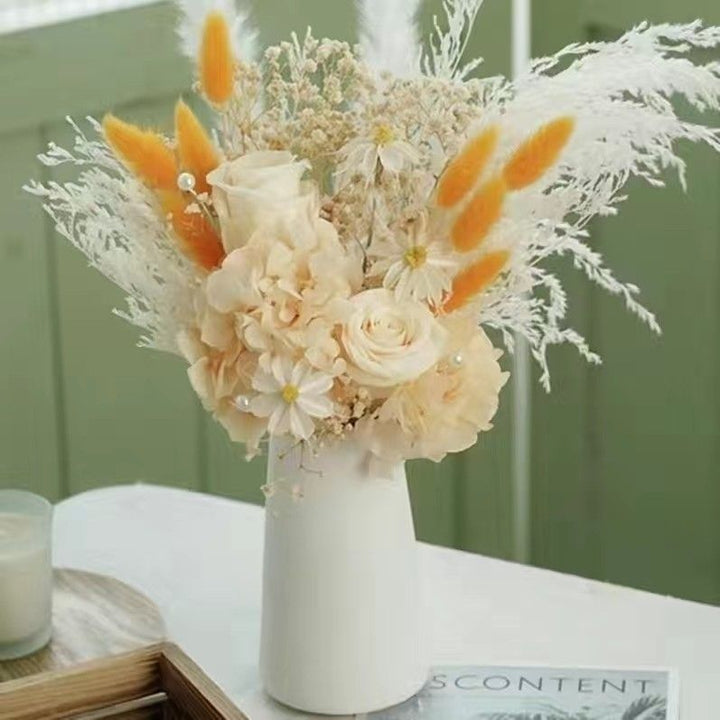 Künstlerischer getrockneter Blumenstrauß