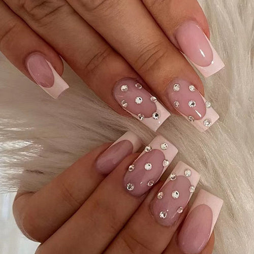 Kunstvolle Nagelverlängerungen mit glamourösen Strassverzierungen Karnz