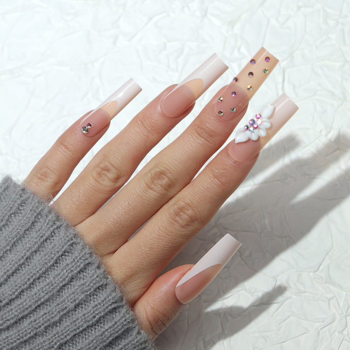 Dekoratives Press-On-Nagel-Set mit floralen Akzenten Karnz
