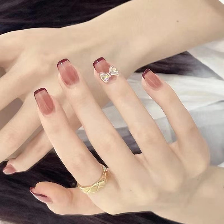 Elegante Nagelkunst mit Glitzerakzenten Karnz