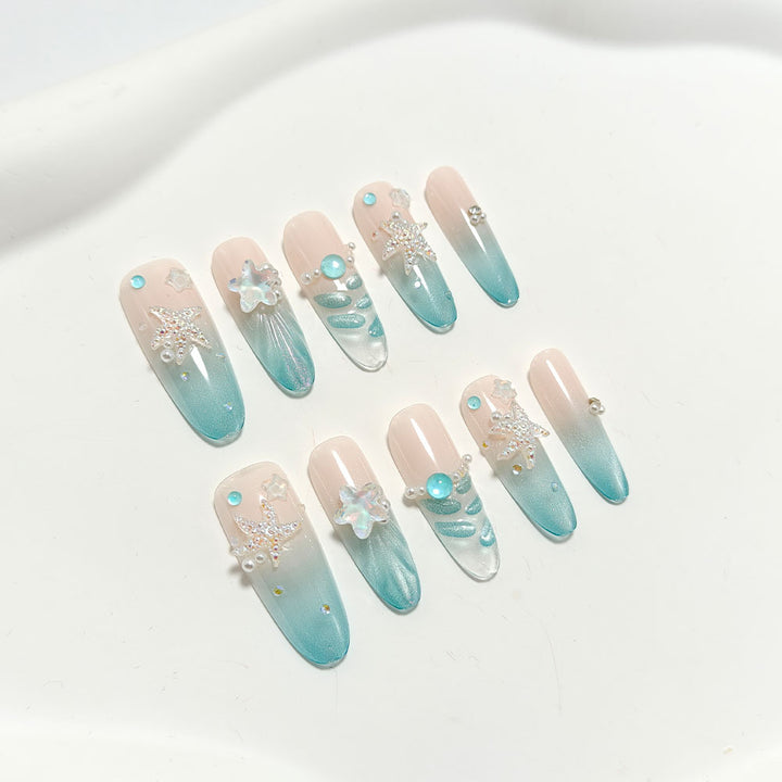 Kunstnägel mit Glitzerndem Sommerdesign Karnz