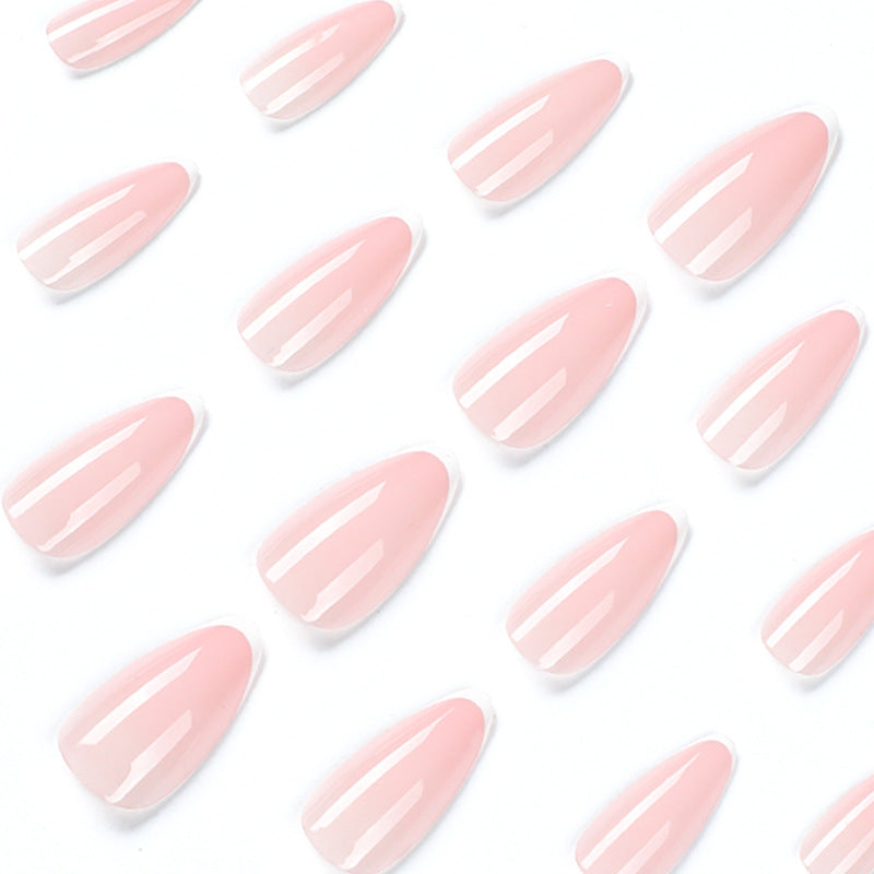 Kunstvolle Stiletto-Nägel mit elegantem French-Tip Design Karnz