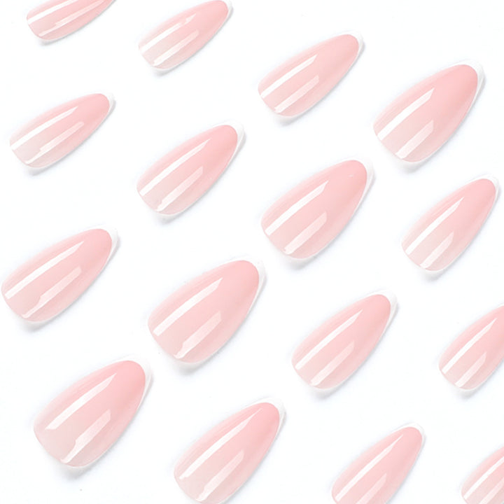 Kunstvolle Stiletto-Nägel mit elegantem French-Tip Design Karnz