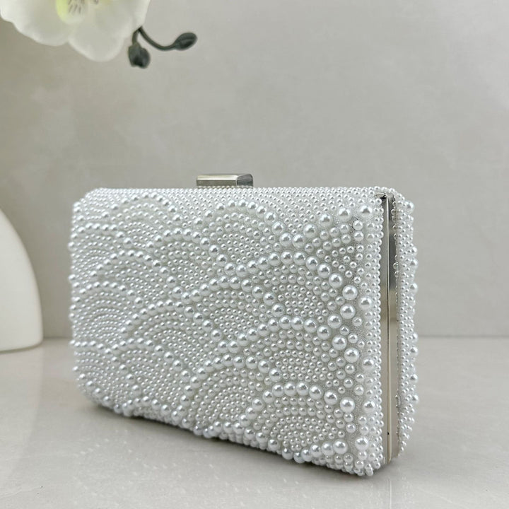 Perlenverzierte Abend-Clutch