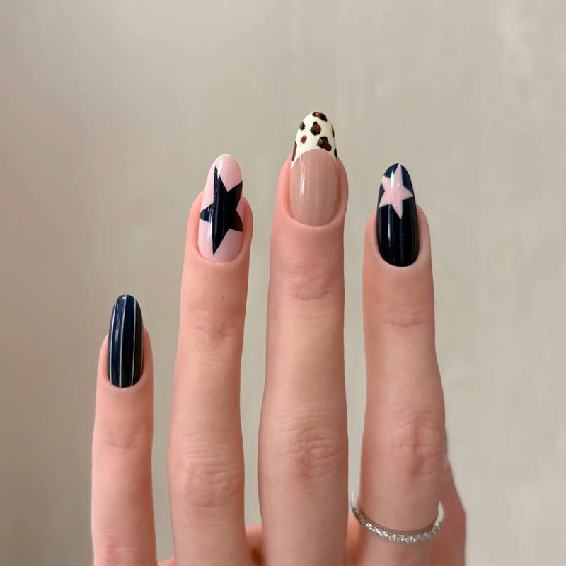 Künstlerisches Press-On-Nagelset mit einzigartigen Stern- und Tierdruckdesigns Karnz