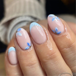 Kunstvolle Acryl-Nägel mit elegantem Blüten-Design Karnz