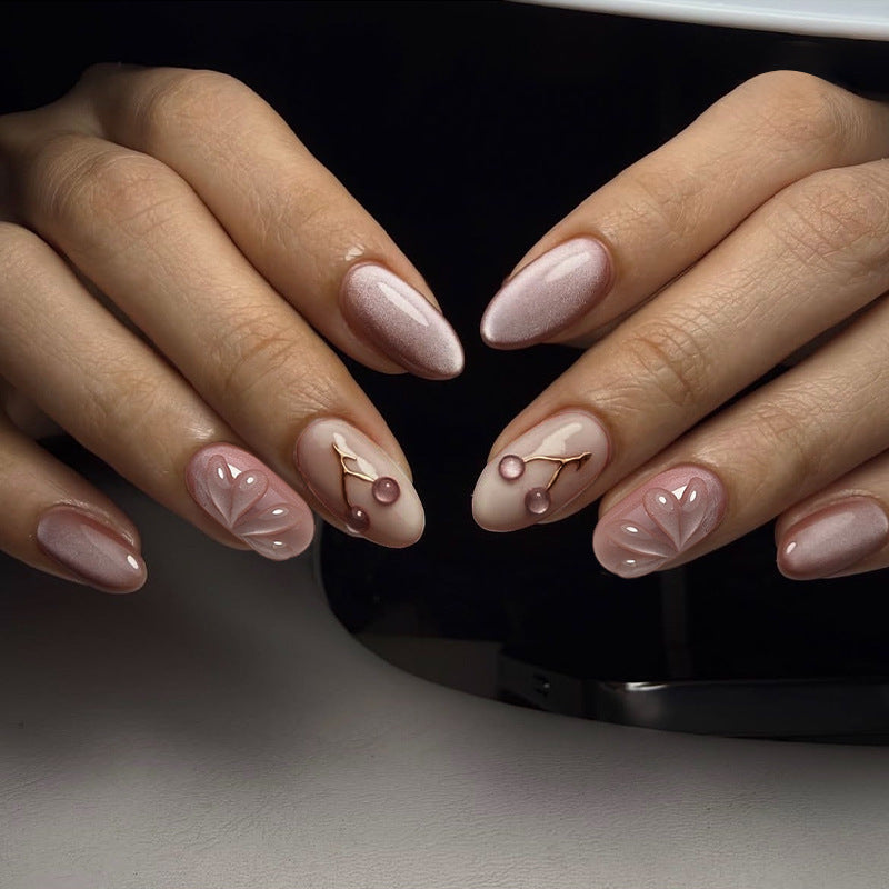 Kunstnagelset mit elegantem Hochglanz-Finish und kreativen Verzierungen Karnz